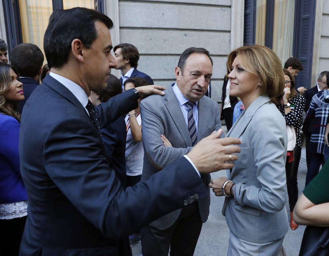 La secretaria general del PP, María Dolores Cospedal (d) conversa con vicesecretario de Organización y Electoral del PP, Fernando Martínez-Maillo (i).