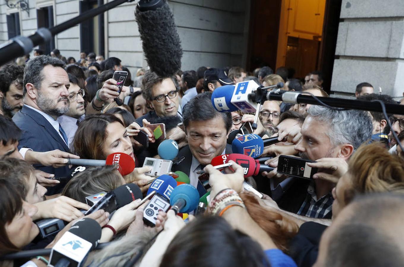Javier Fernández, presidente de la gestora socialista, rodeado de periodistas.