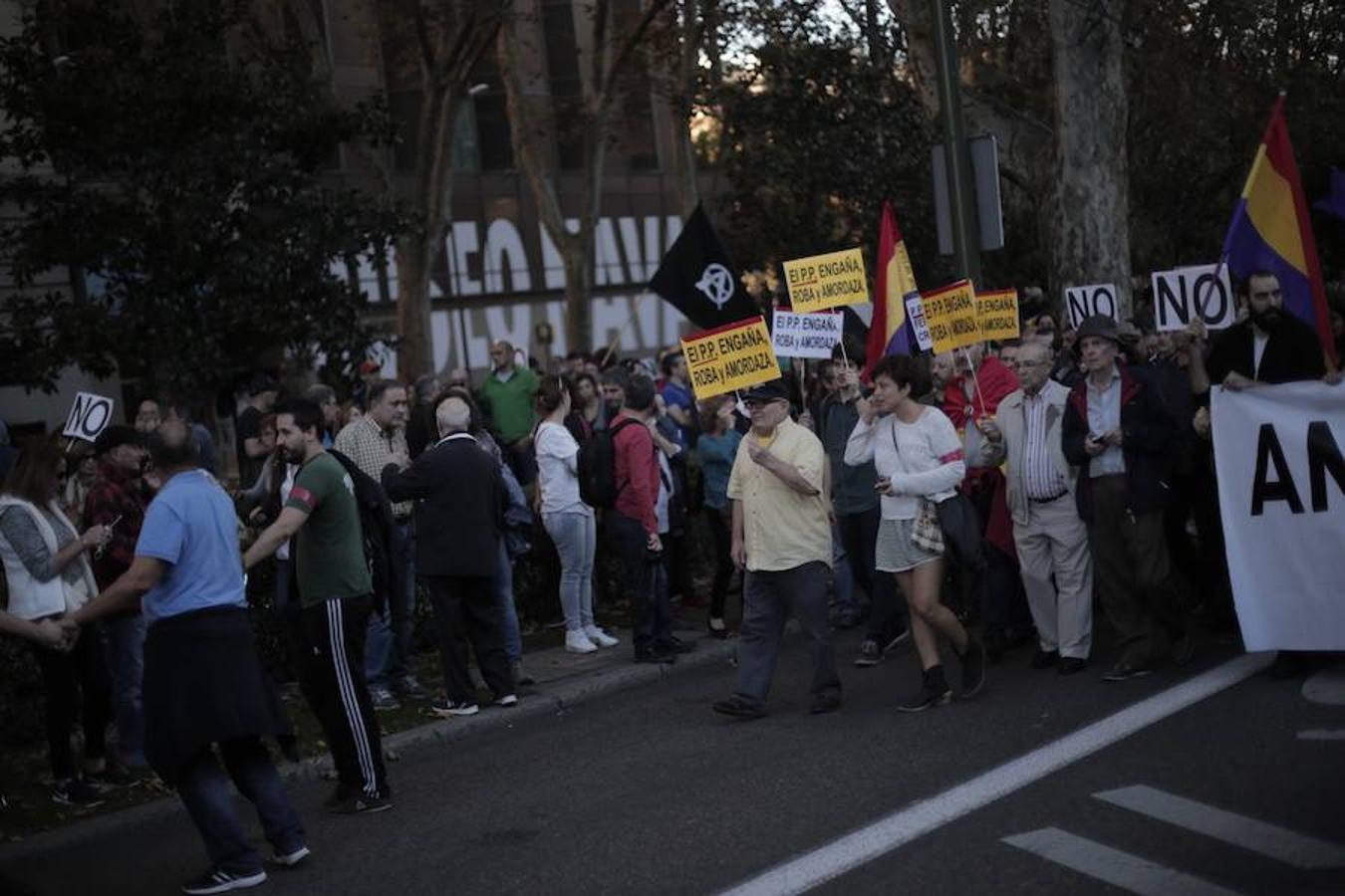 &#039;Rodea el Congreso&#039; por la investidura de Rajoy