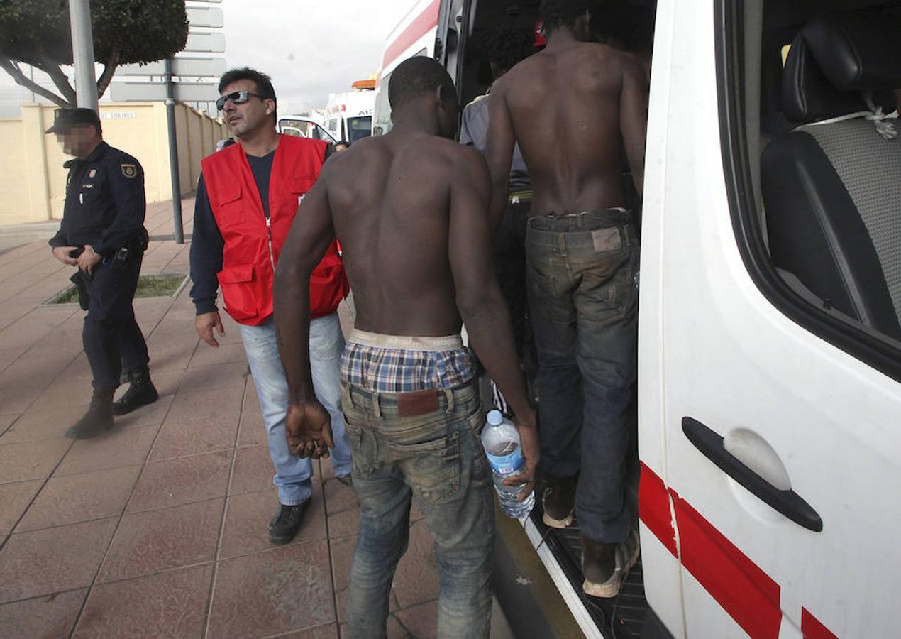 Más de 200 inmigrantes recorren las calles de Ceuta tras el salto masivo a la valla