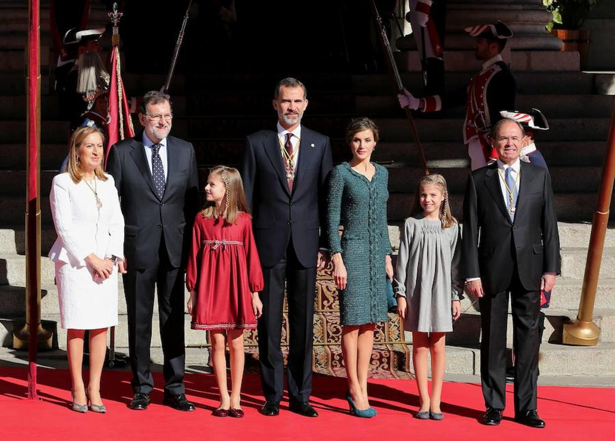 La presidenta del Congreso, Ana Pastor; el presidente del Gobierno, Mariano Rajoy, la princesa de Asturias, Leonor; don Felipe, doña Letizia, la infanta Sofía y el presidente del Senado, Pío García-Escudero