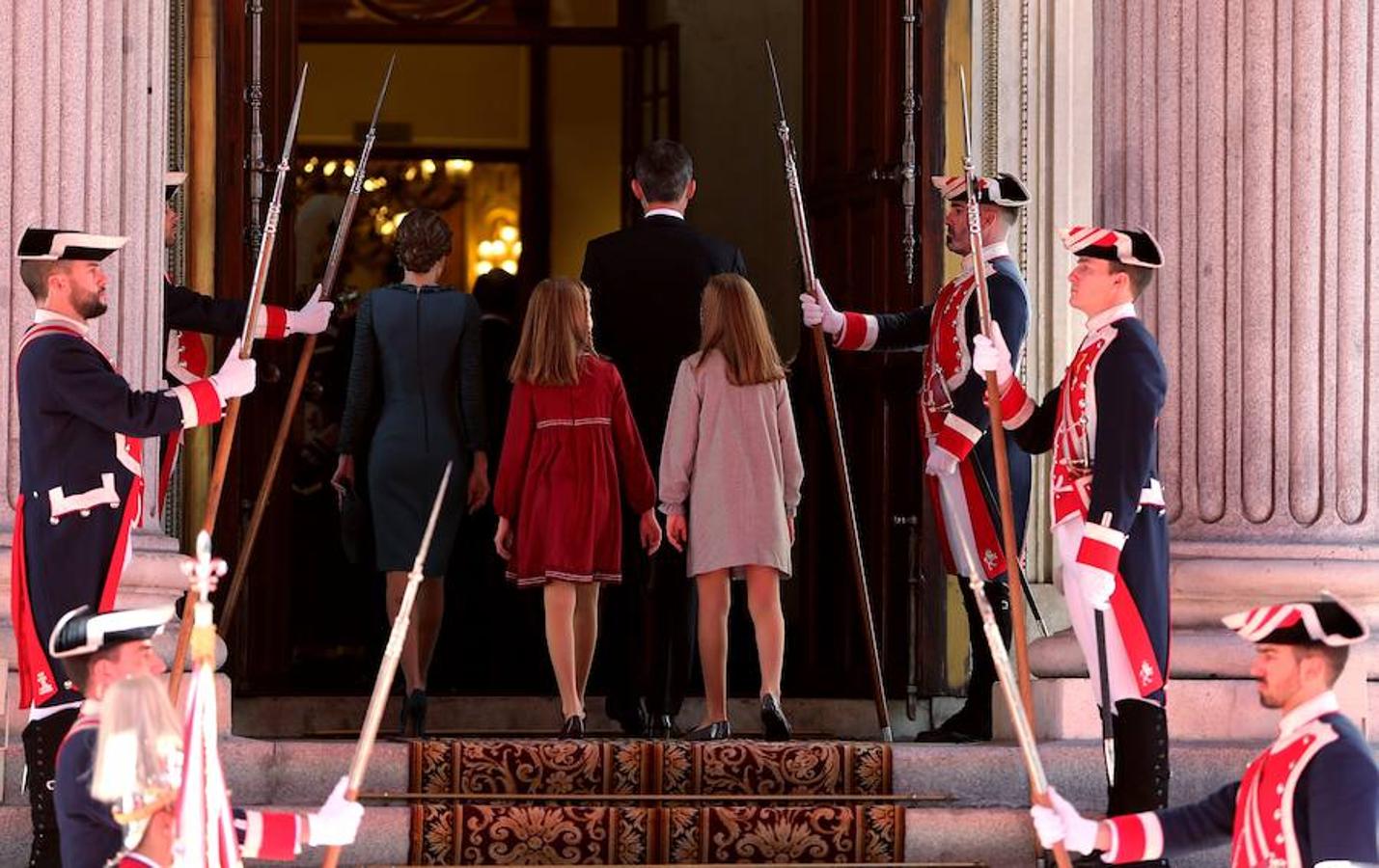 Los Reyes, la princesa de Asturias y la infanta Sofía entran en el hemiciclo.