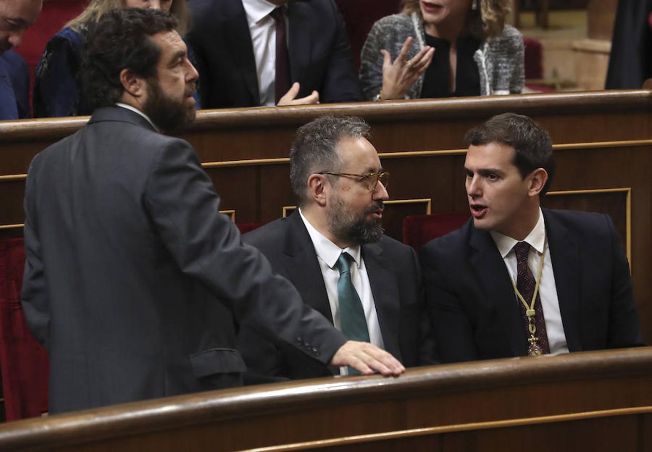 Albert Rivera charla con los diputados de su grupo.