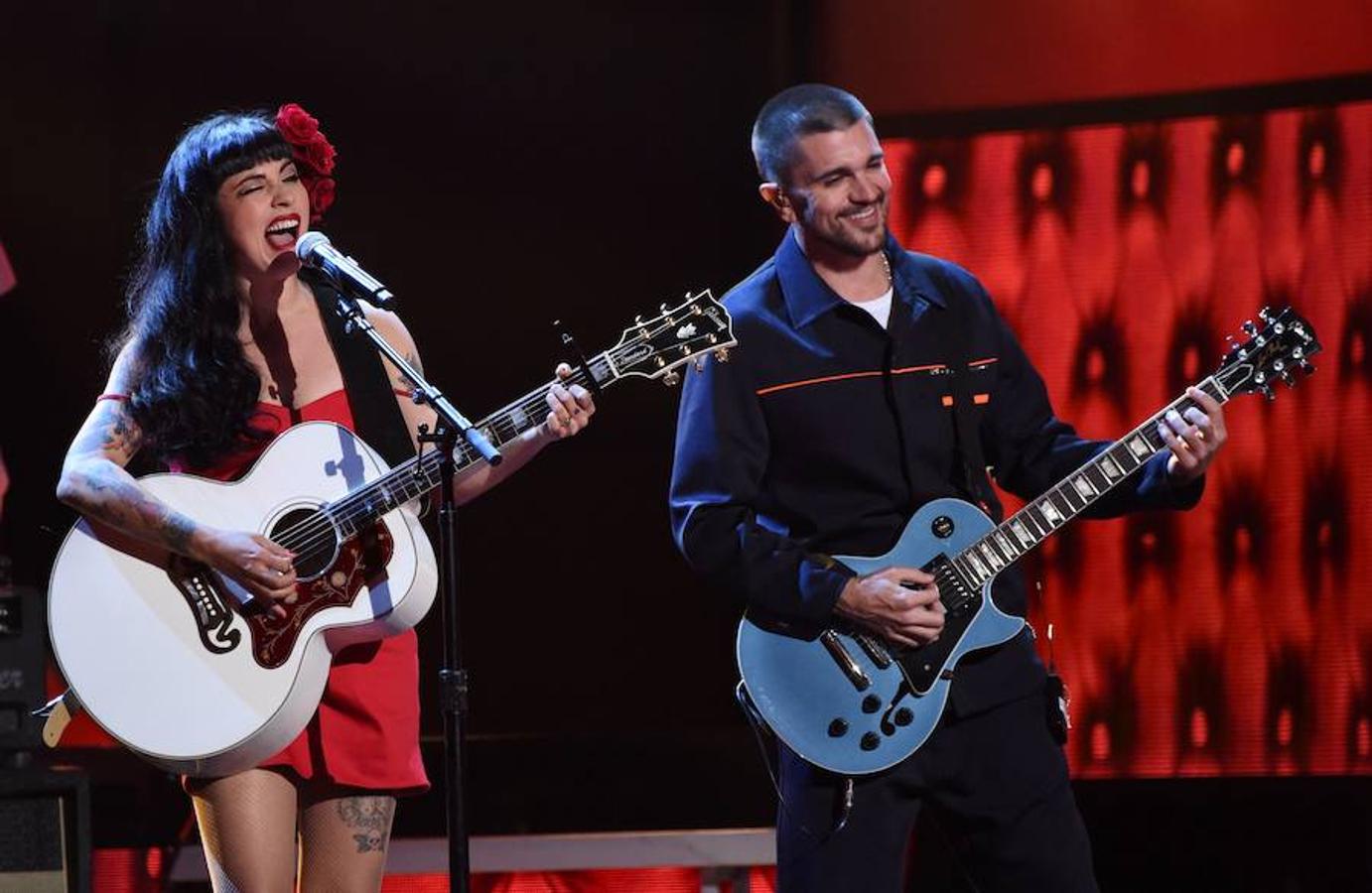 Mon Laferte y Juanes actúan durante la gala.