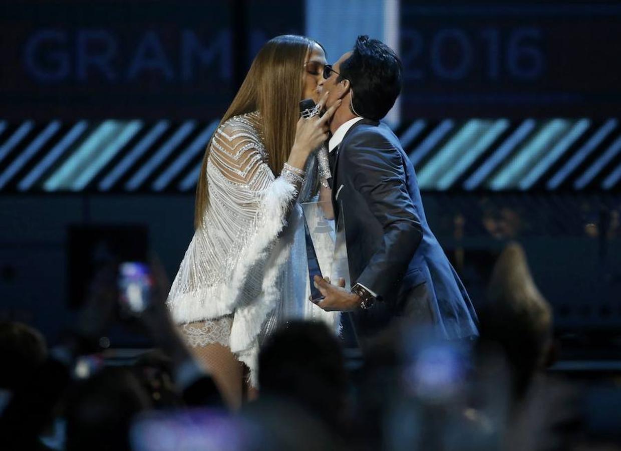 Jennifer Lopez y Marc Anthony se besan tras su actuación.