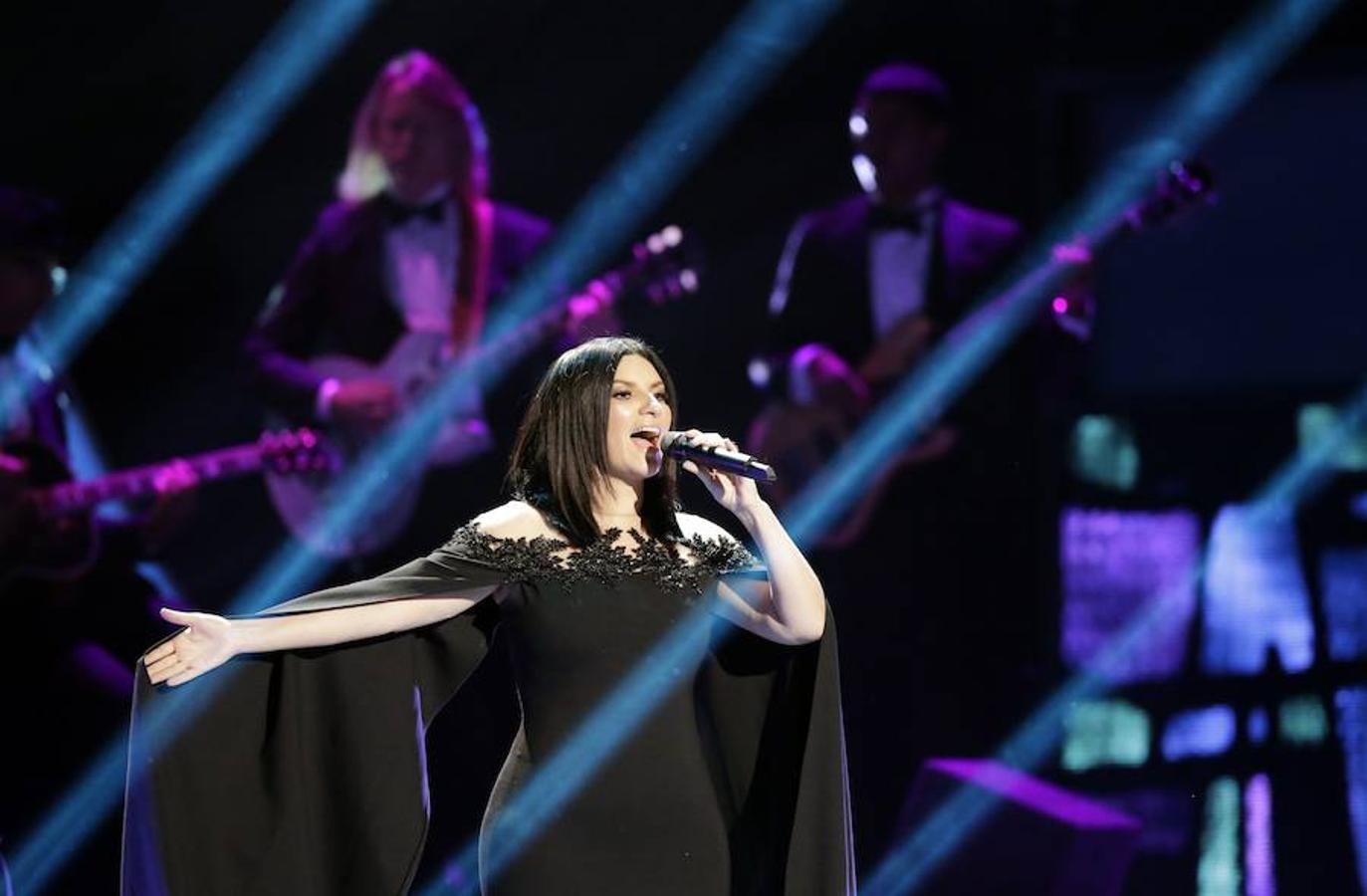 Laura Pausini canta durante la ceremonia de los Grammy Latinos.