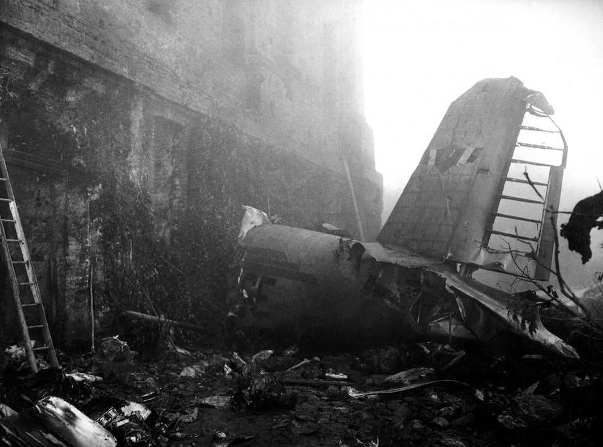 1949. Murieron 31 personas, entre ellas 18 jugadores del Torino, tras estrellarse su avión contra el campanario de la Basílica de Superga, cerca de Turín.