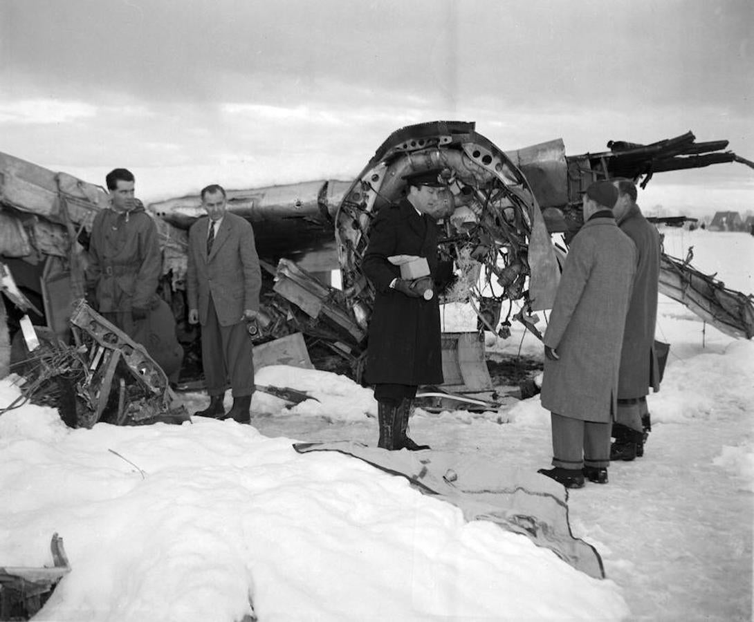 1958. El aeroplano en el que se encontraba el Manchester United se estrelló en el aeropuerto de Múnich tras realizar una primera parada para repostar.