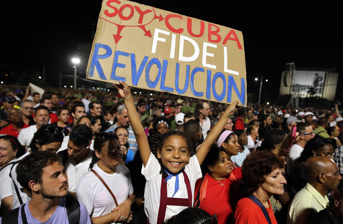 Multitudinario homenaje a Fidel