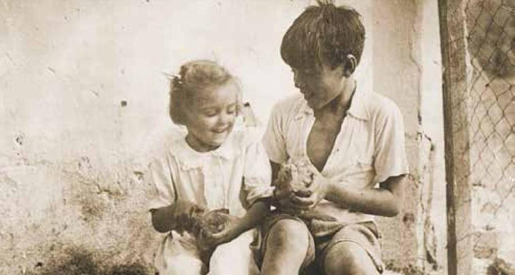 Ernesto Guevara y su hermana Ana María jugando con unas palomas en 1938.