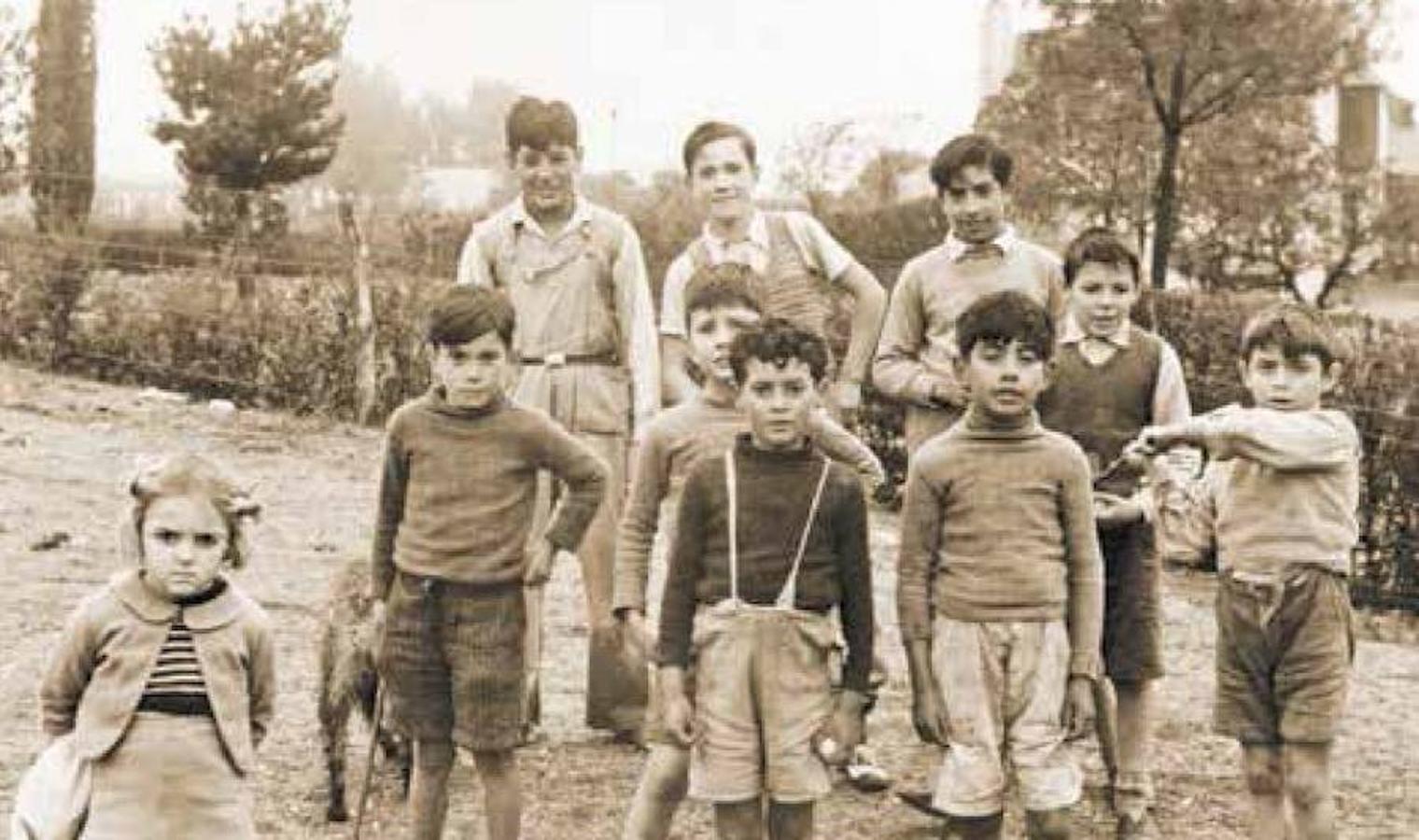 Ernesto, Ana María y Roberto con unos amigos del barrio en Alta Gracia, en 1940