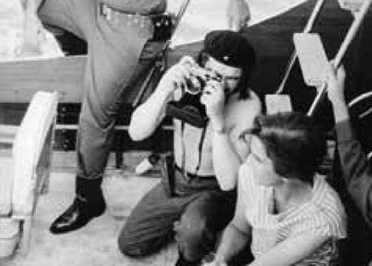 Ernesto participa en el torneo de pesca de La Guja, en mayo de 1960, con su madre.