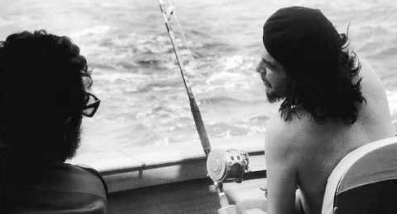 Ernesto junto a Fidel Castro, en el segundo día del torneo de pesca Ernest Hemingway, en 1960.