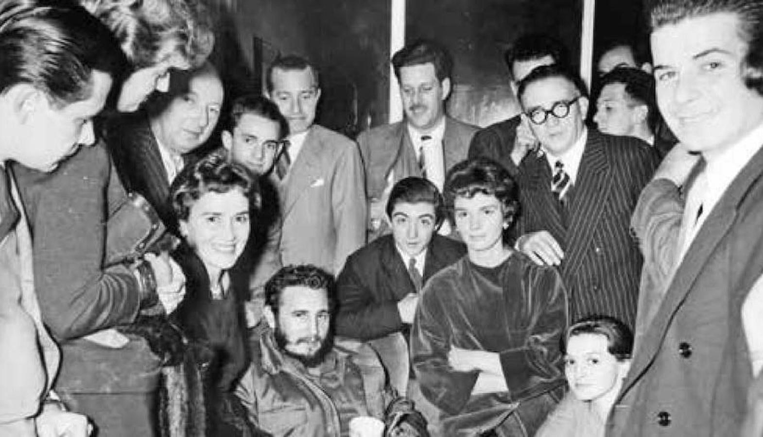 Fidel Castro visita a la familia del Che en Buenos Aires en 1960.