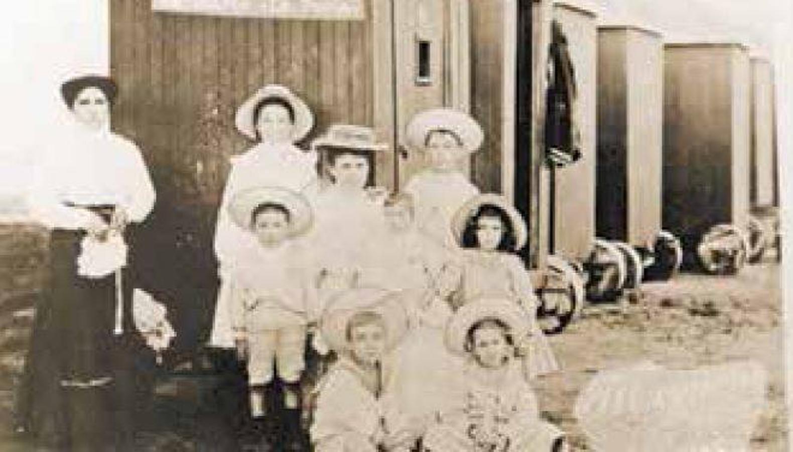 Familia de la Serna Llosa, rama materna, en el balneario La Perla, en Mar del Plata, Argentina, en 1908.