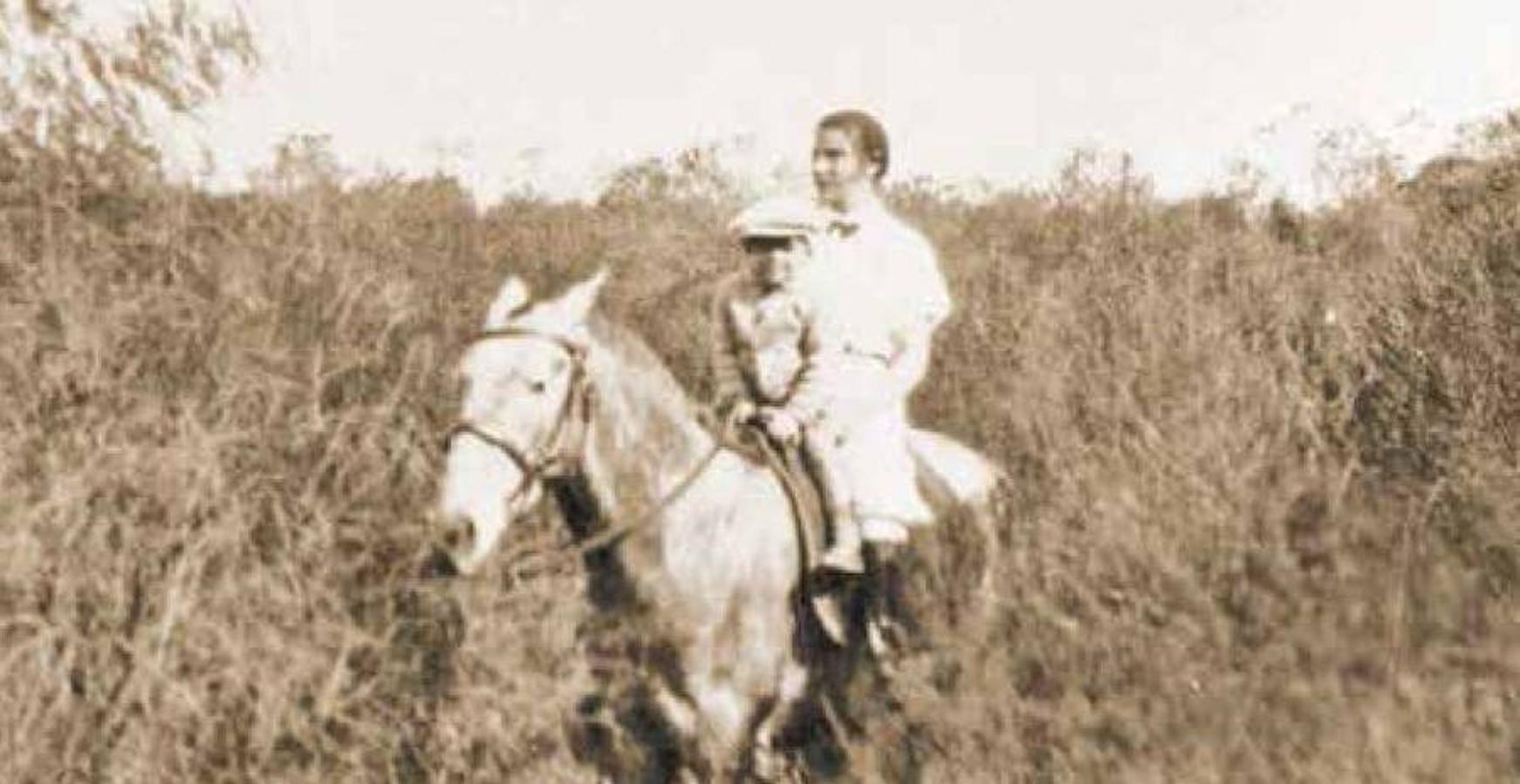 Ernesto Guevara y su madre a caballo, en las sierras de Córdoba, Argentina.