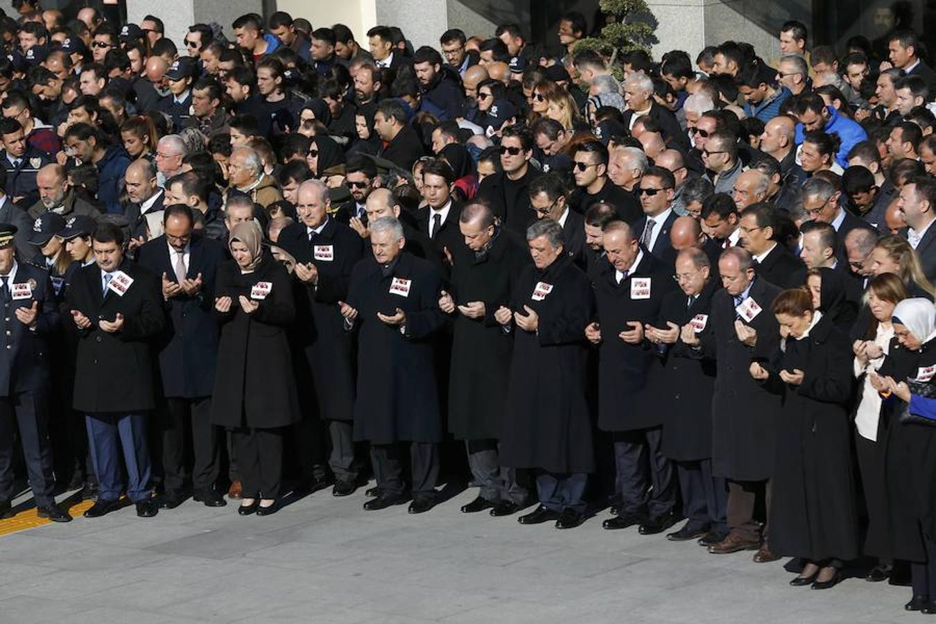 Los familiares despiden entre lágrimas a las víctimas del atentado de Estambul