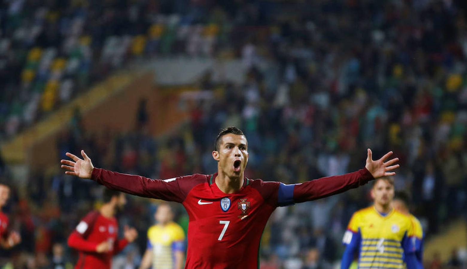 El 7 de octubre marcó por primera vez cuatro goles con su selección en el partido ante Andorra.