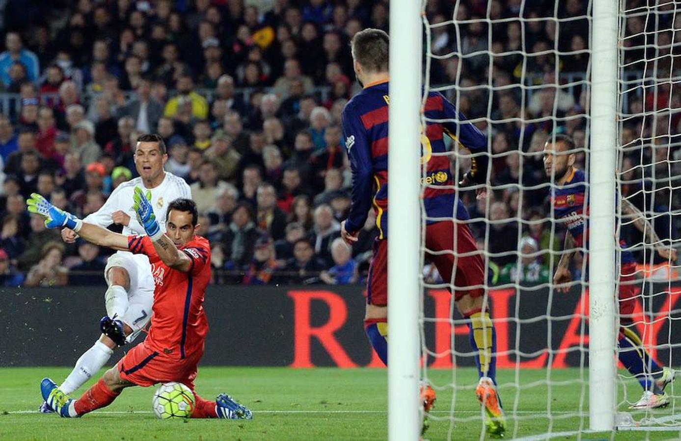 Cristiano Ronaldo bate a Claudio Bravo en el choque ante el Barcelona disputado en el Camp Nou el 2 de abril que terminó con victoria del Real Madrid por 1-2.