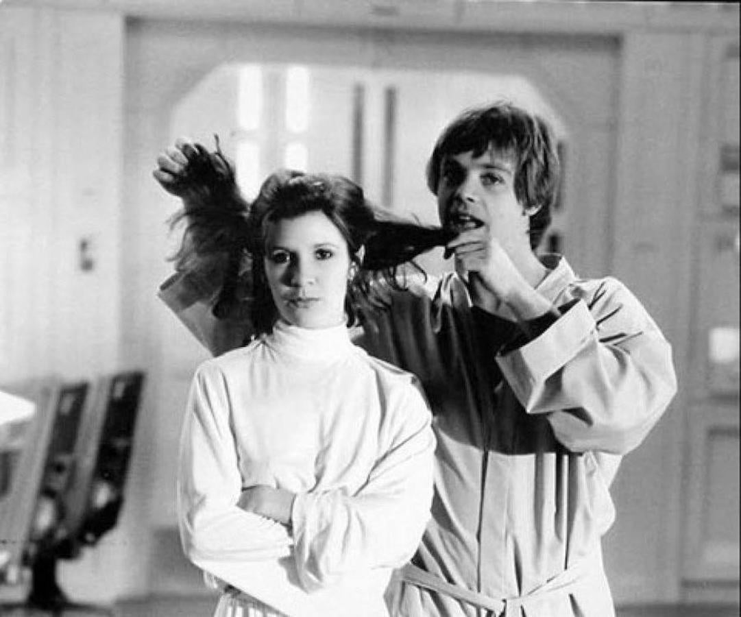 Mark Hammil bromea con el pelo de Carrie Fisher durante el rodaje de 'Star Wars'.