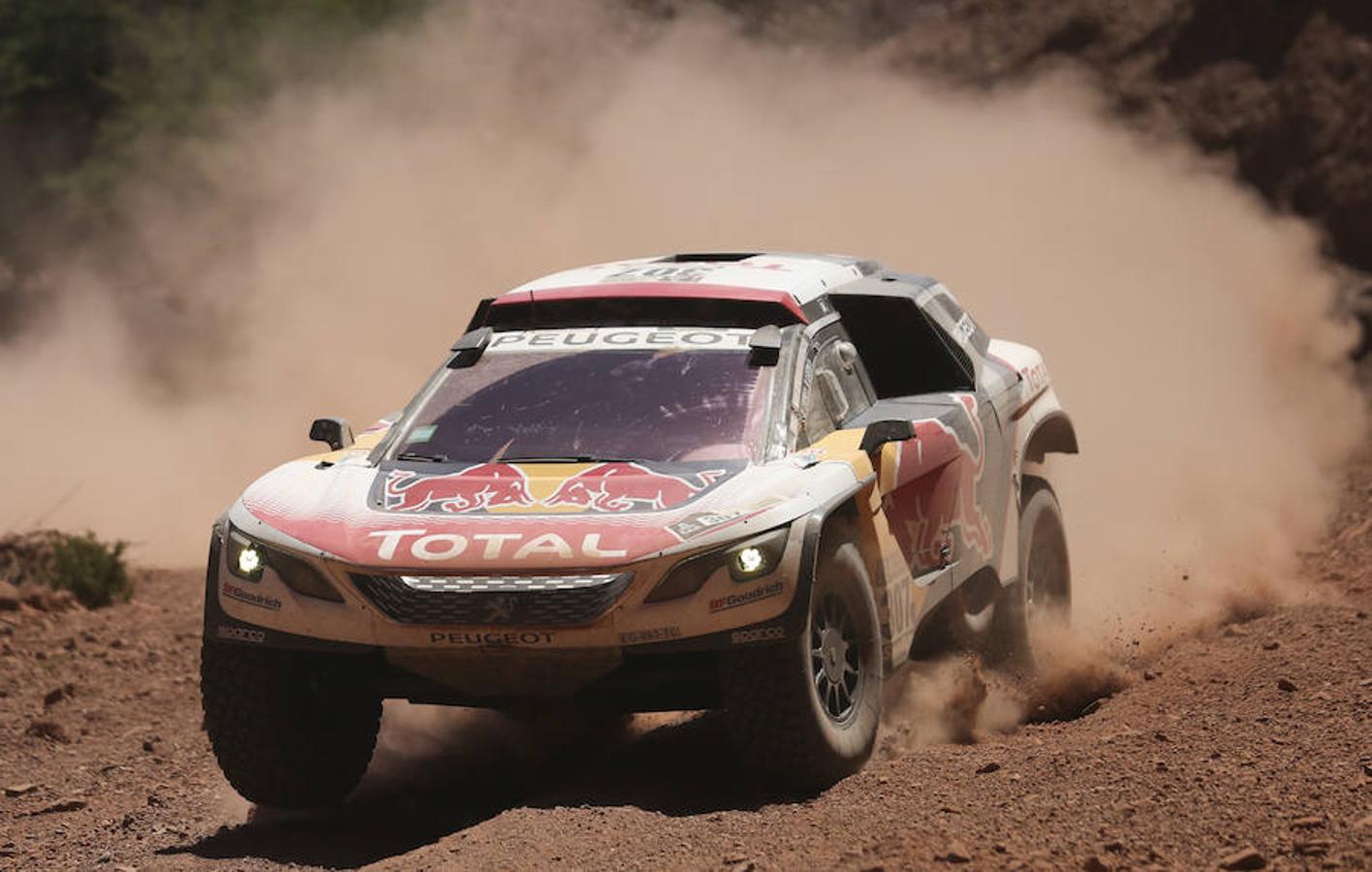 El francés Cyril Despres conduce su vehículo Peugeot.