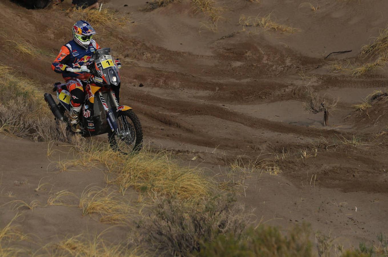 El piloto australiano Toby Price conduce su motocicleta KTM.