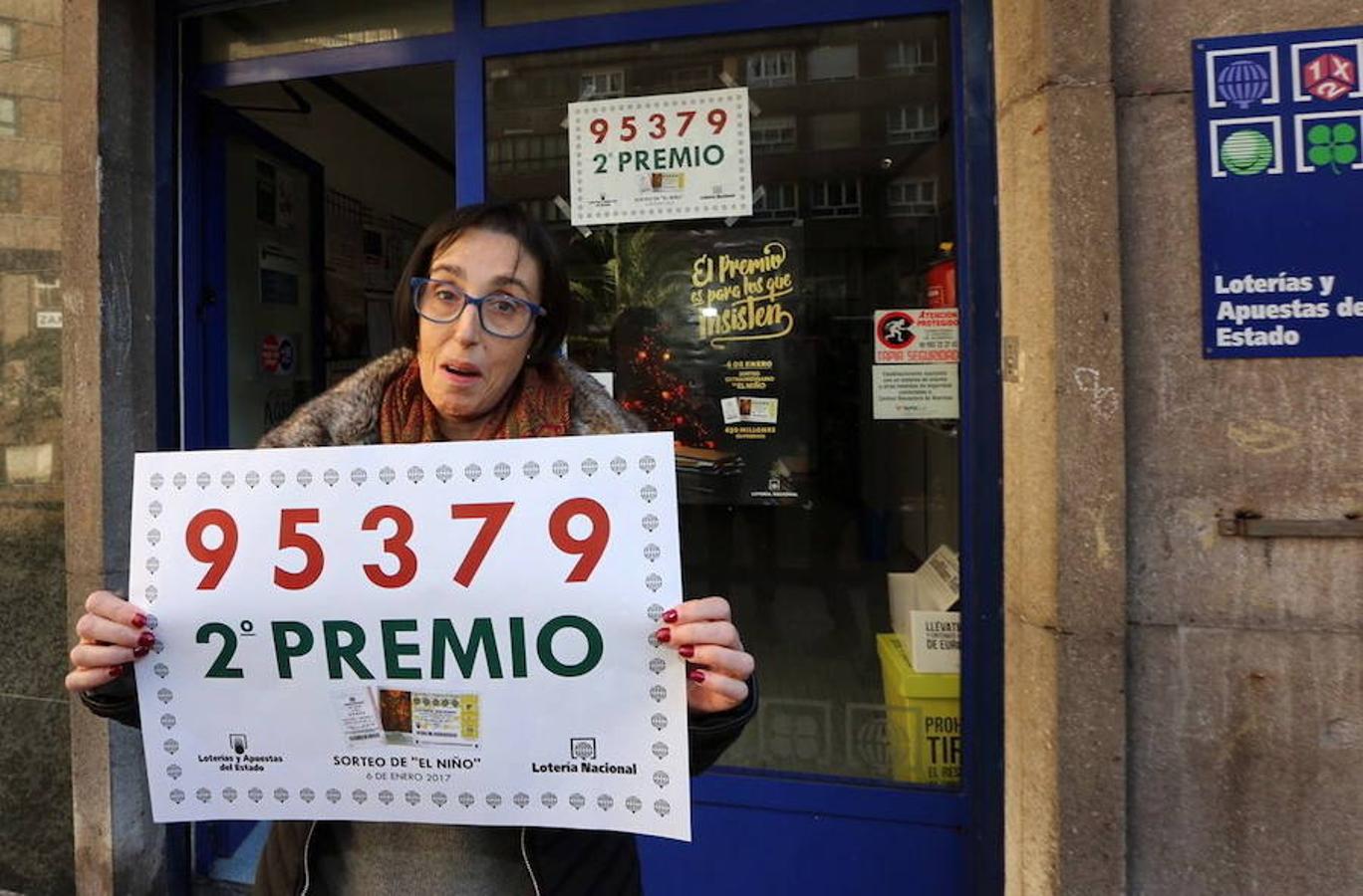 La dueña de la administración número 6 de Avilés posa con un cartel con el segundo premio.