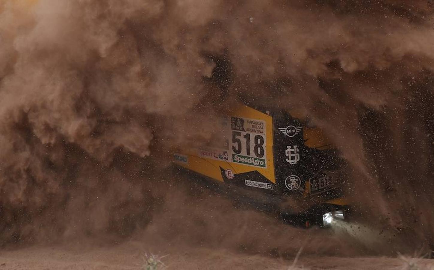 El piloto checo Martin Macik y sus copilotos Frantisek Tomasek y Michal Mrkva conducen el Liaz del equipo Big Shock Racing.