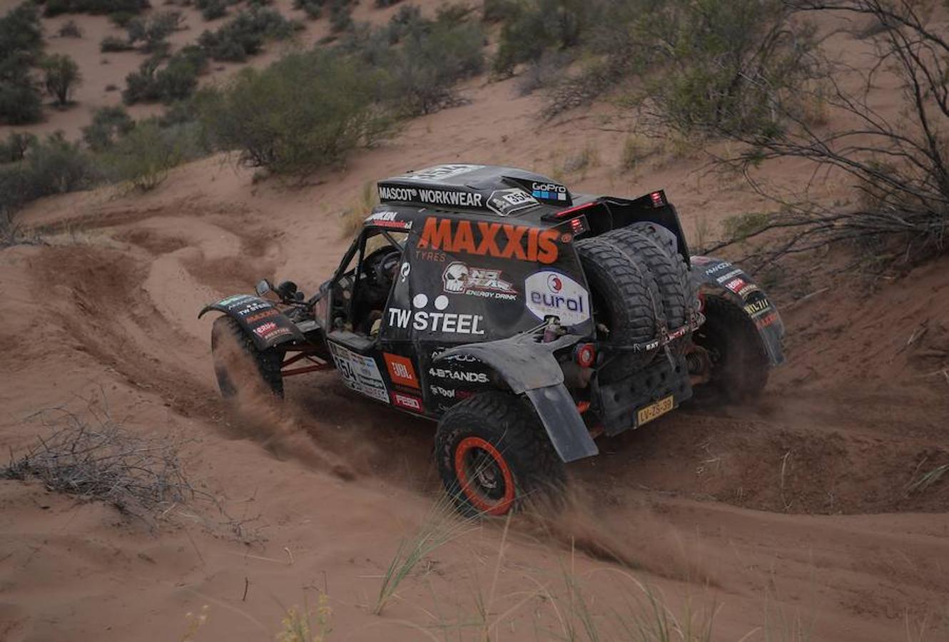 El piloto holandés Tom Coronel conduce su Buggy Suzuki del equipo Maxxis Dakar Team.