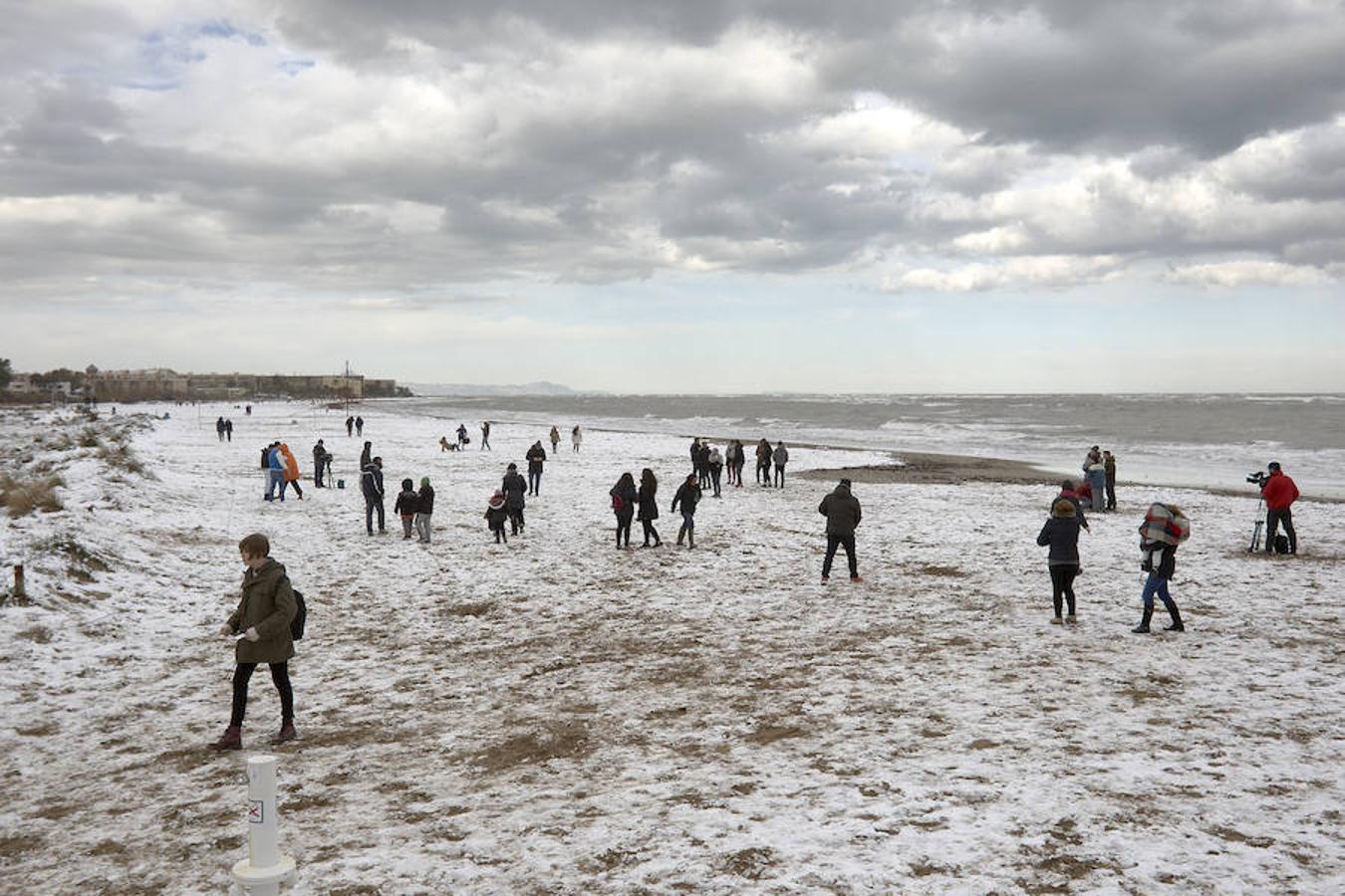 La playa de Denia (Alicante) cubierta de nieve.