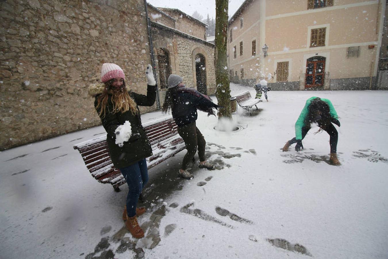 Niñas juegan con la nieve en Mallorca.