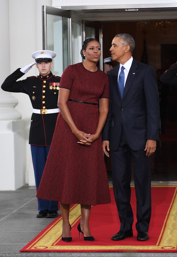 Michelle y Barack Obama, a las puertas de la Casa Blanca antes de recibir a Donald Trump.