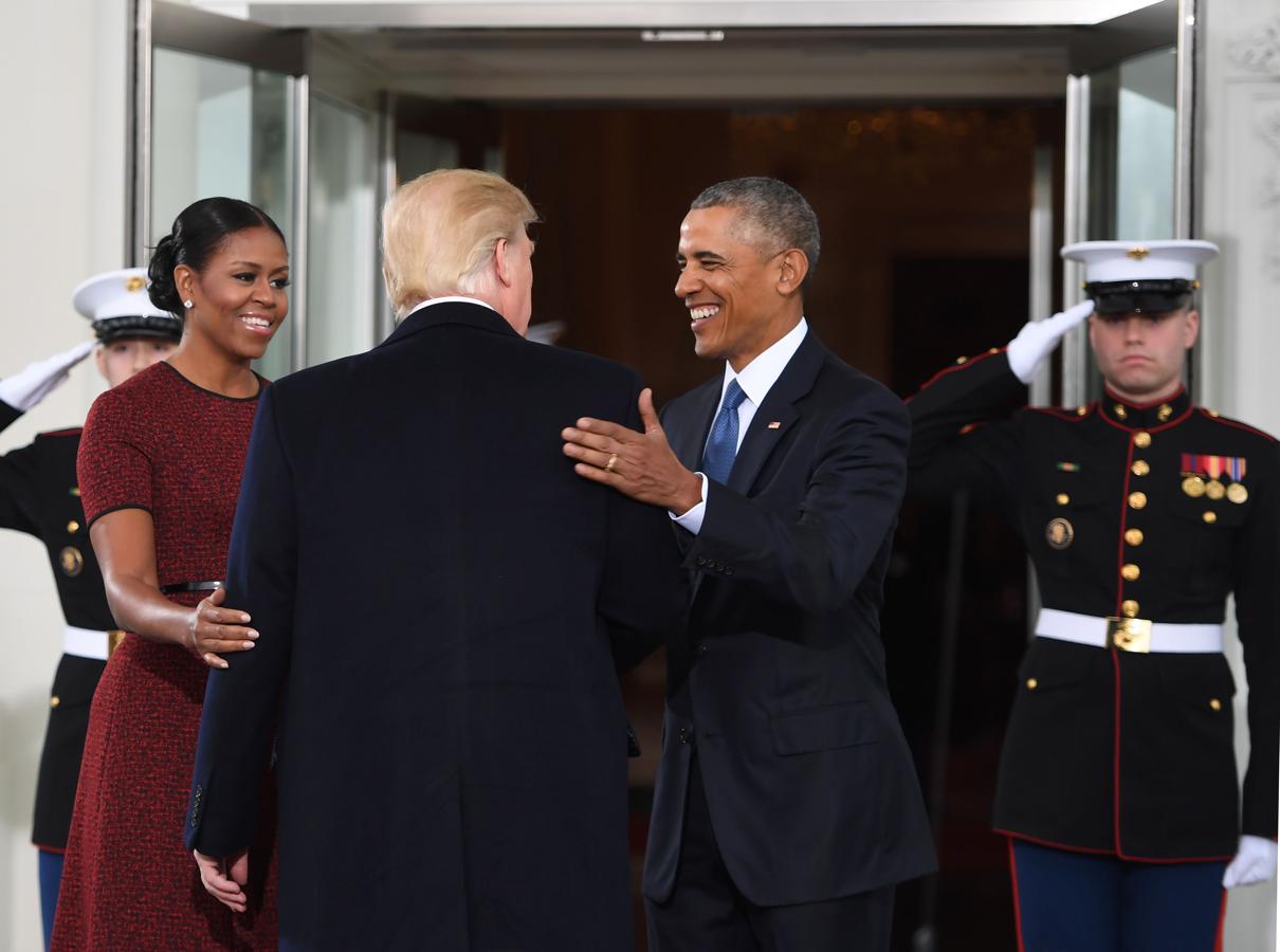 Barack Obama saluda a Donald Trump en la entrada de la Casa Blanca.