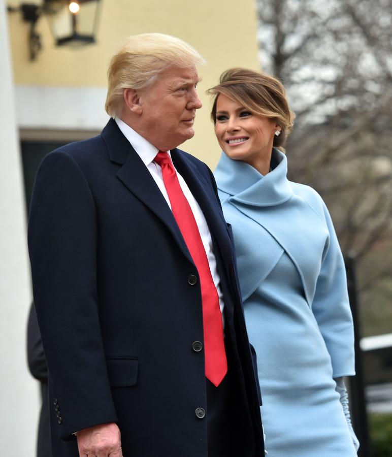 Donald Trump y su esposa Melania se dirigen a la Casa Blanca.