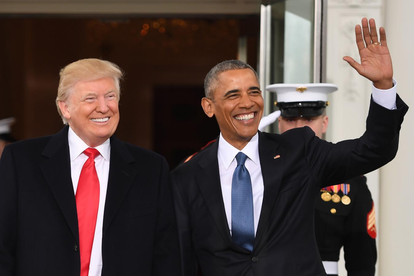 Obama y Trump, sonrientes ante la prensa.