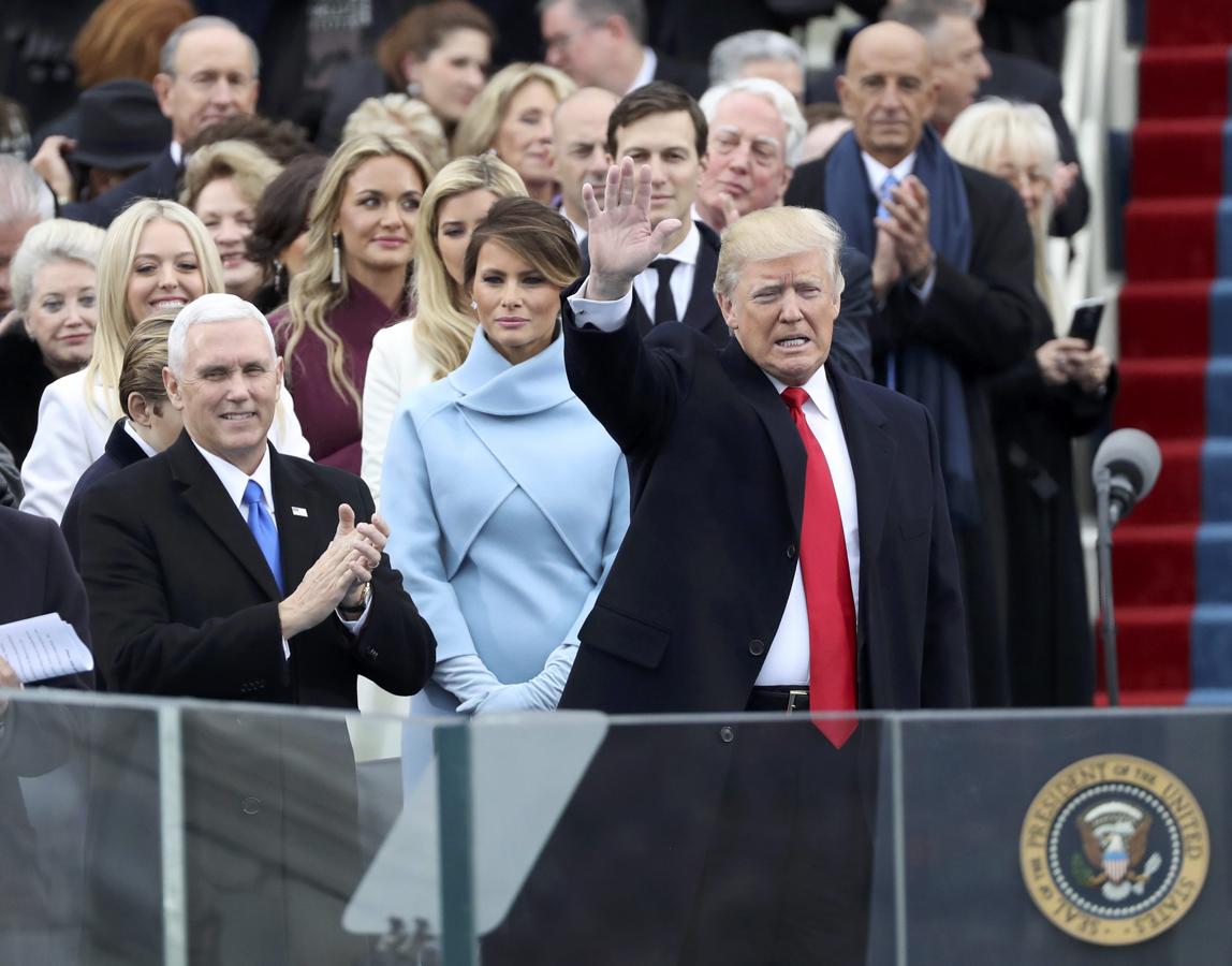 Trump saluda a su llegada al Capitolio.