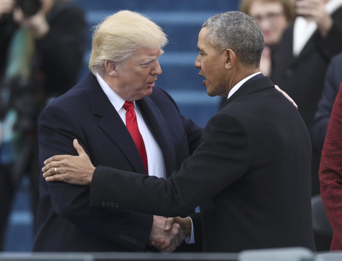 Trump y Obama se dan la mano durante la investidura.