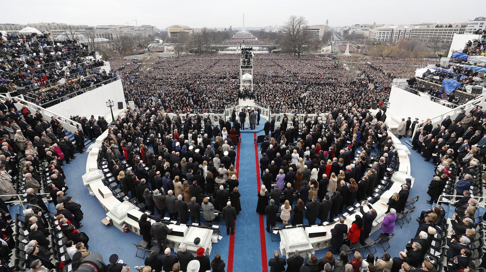 Vista general mientras el presidente electo estadounidense Donald J. Trump jura el cargo para convertirse en el 45º presidente de los Estados Unidos.