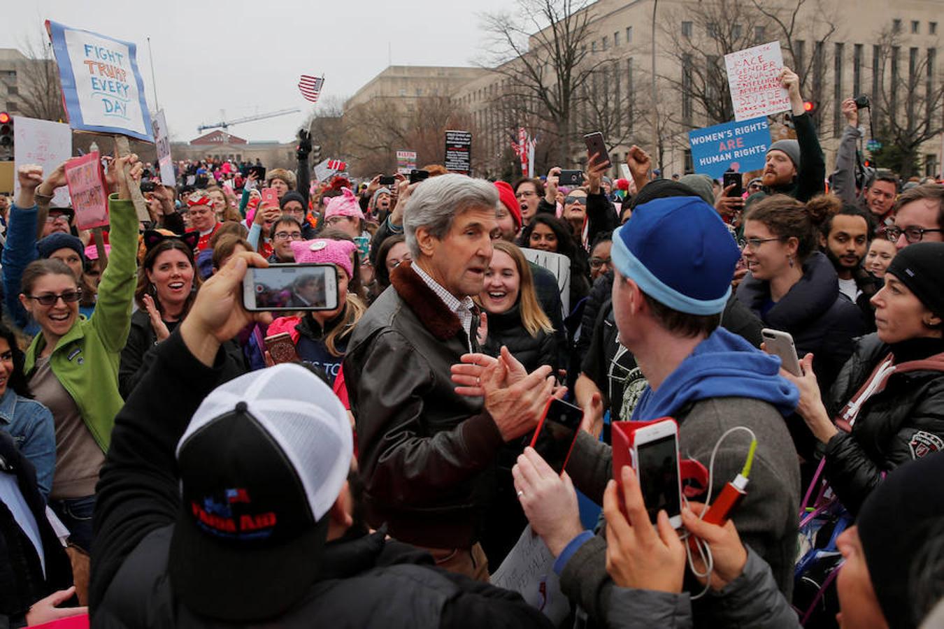 El exsecretario de Estado John Kerry saluda a los participantes de la marcha.