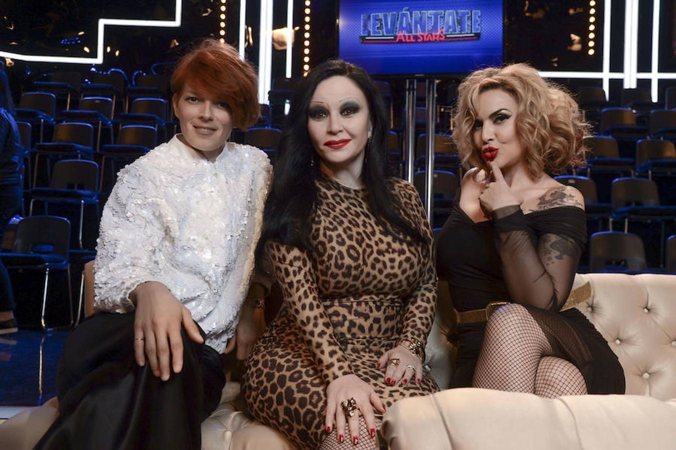 Dentro de lo posible, Bimba Bosé continuó su carrera como modelo, cantante, actriz, dj... En esta imagen de abril de 2016 posa junto a Alaska y Silvia Superstar en la presentación del programa ´Levántate All Stars'.