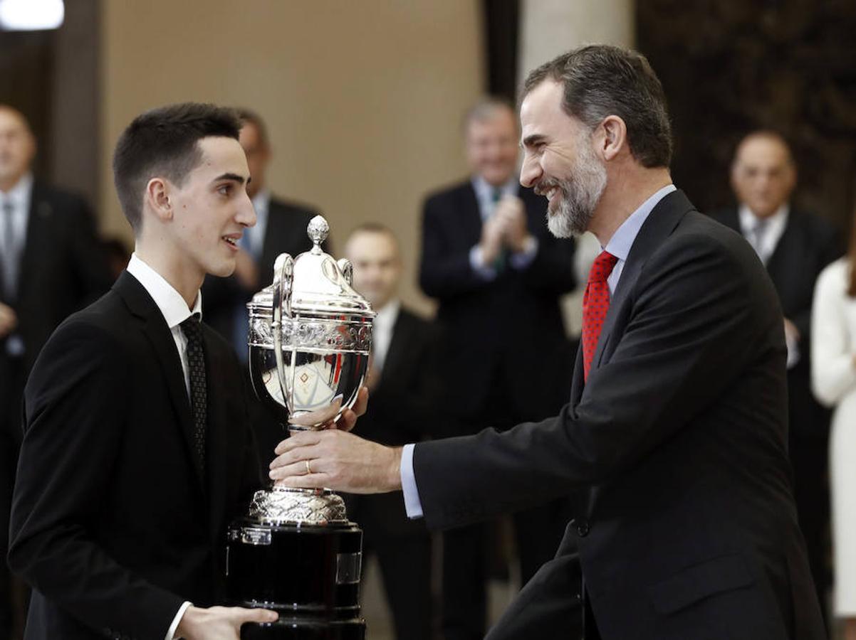 El rey Felipe hace entrega del Premio Princesa Leonor a Jesús Tortosa (i) por ser el deportista, menor de 18 años, que más haya destacado durante el año y por su progresión deportiva.