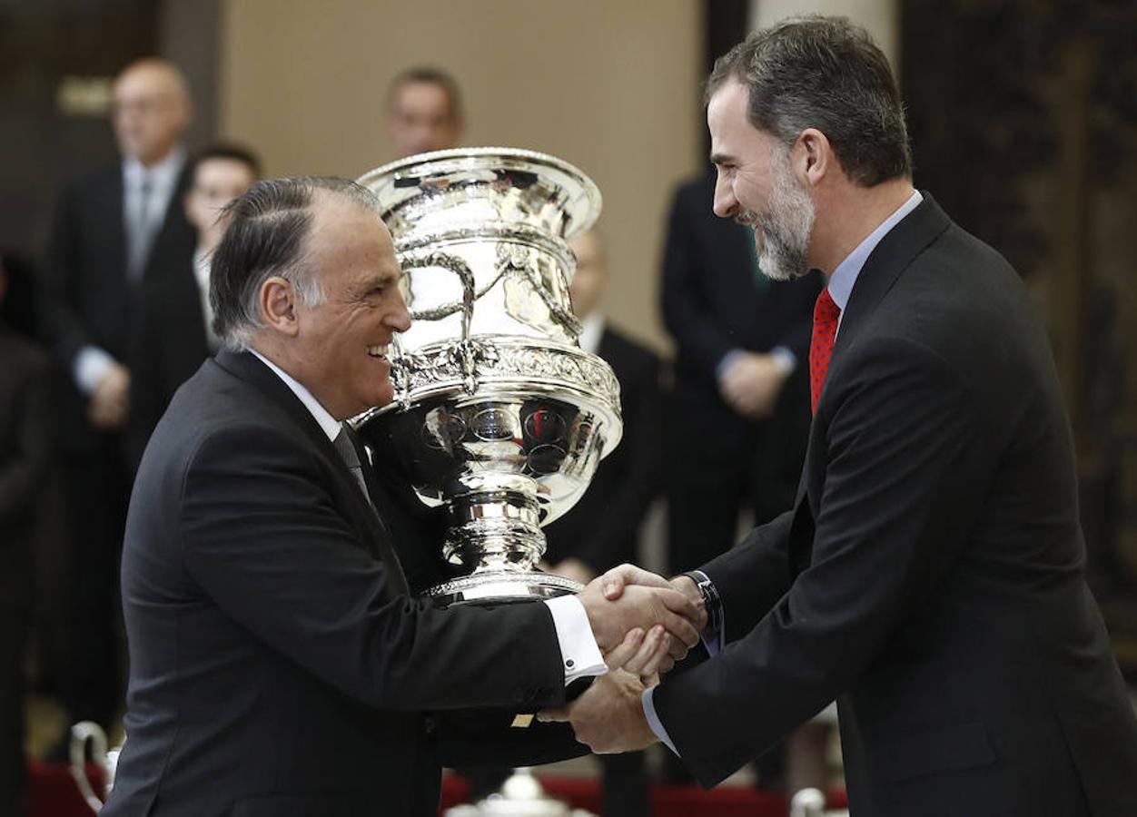 El rey Felipe VI entrega al presidente de LaLiga, Javier Tebas, la Copa Stadium, concedida este año a LaLiga4Sports como entidad que ha contribuido especialmente a promover el deporte.