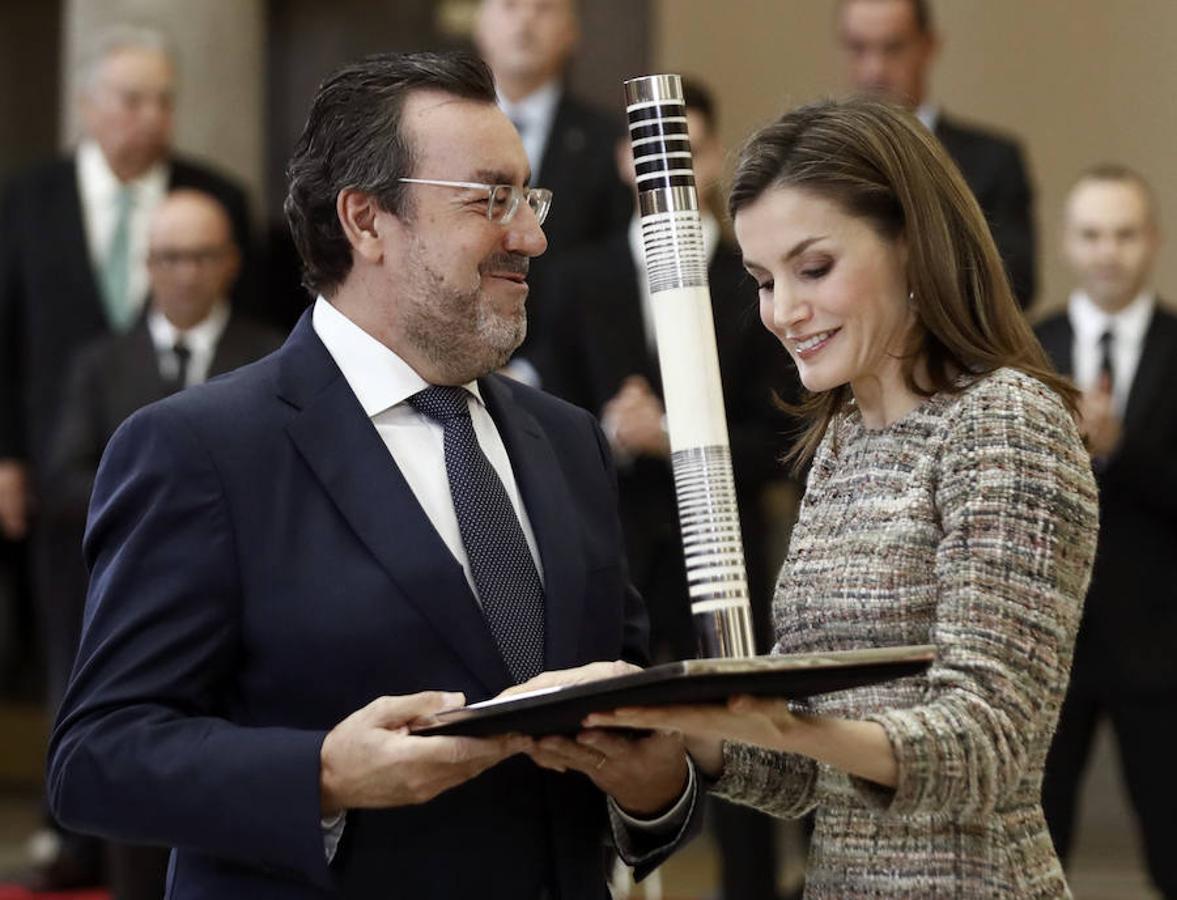 La reina Letizia entrega al máximo responsable del Comité Paralímpico Español, Miguel Carballeda, el premio Infanta Sofía por la difusión de la actividad deportiva entre los discapacitados.