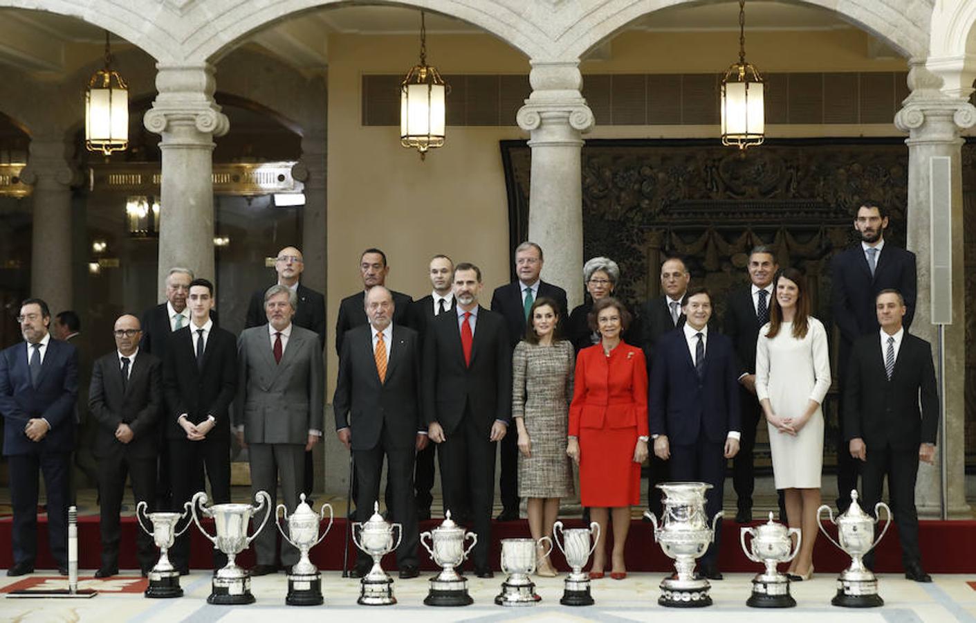 Los reyes Felipe y Letizia y los reyes eméritos Juan Carlos y Sofía posan en la foto de familia de la ceremonia de entrega de los Premios Nacionales del Deporte 2015.