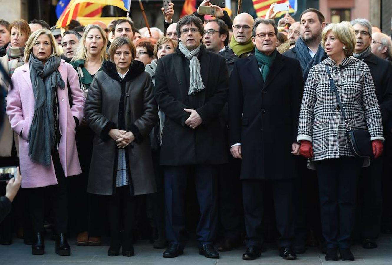 Miles de personas arropan a Artur Mas hasta el TSJC