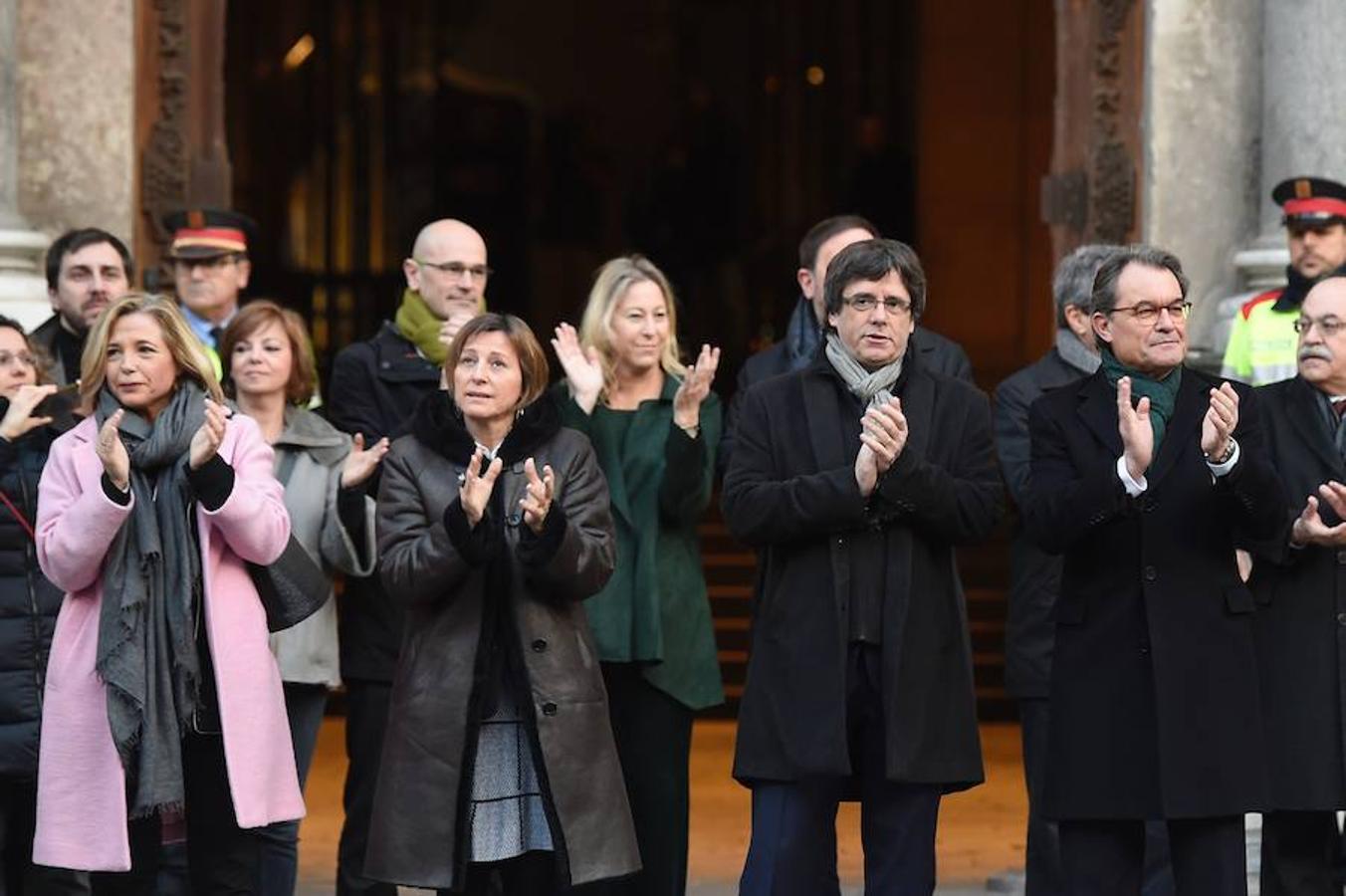 Miles de personas arropan a Artur Mas hasta el TSJC