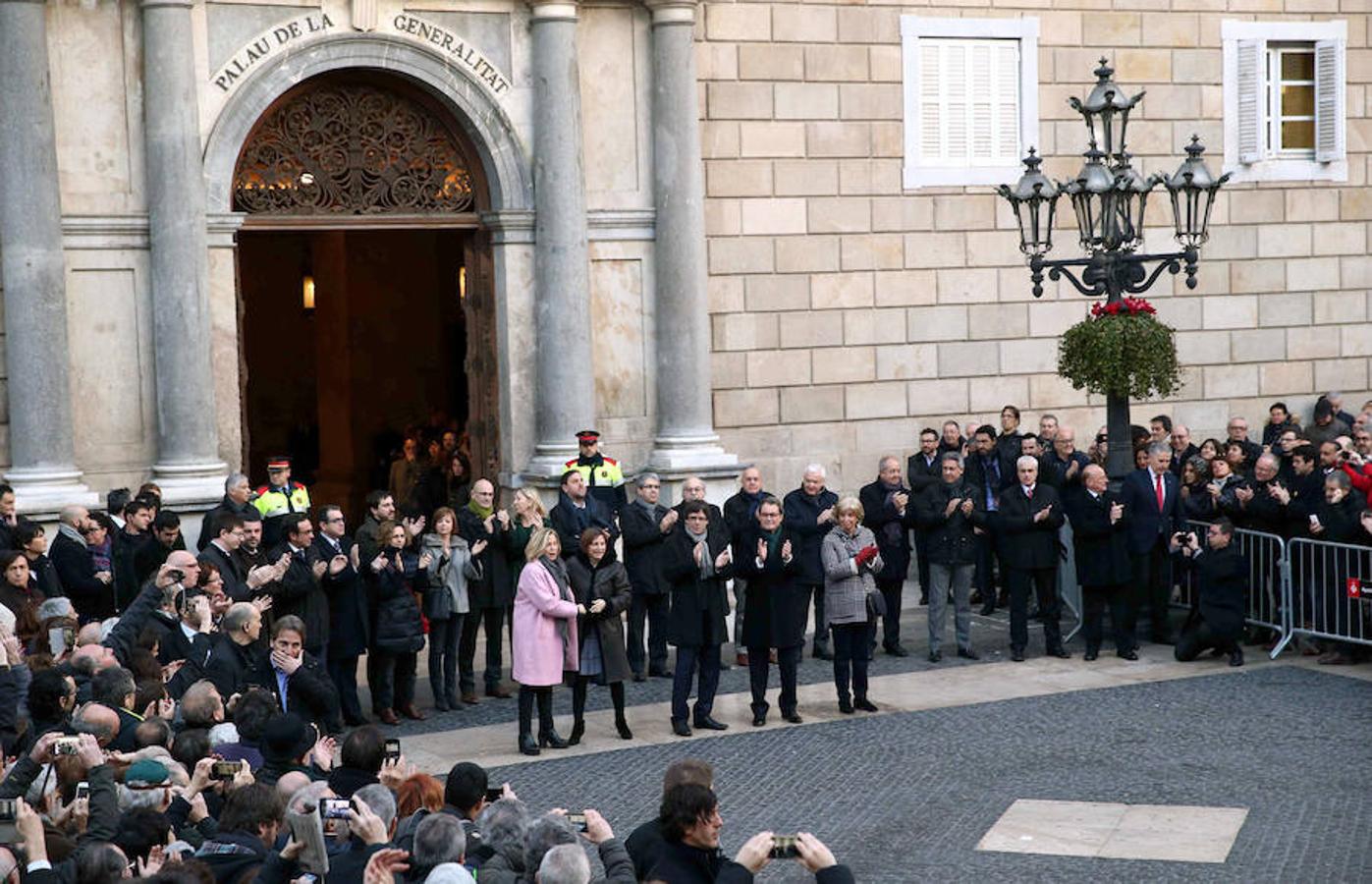 Miles de personas arropan a Artur Mas hasta el TSJC