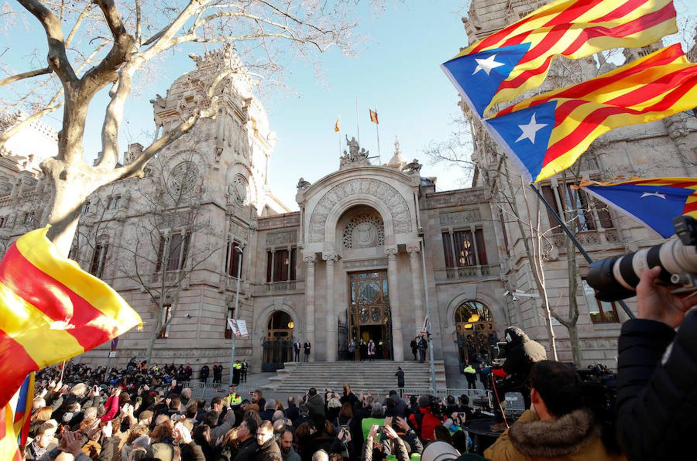 Miles de personas arropan a Artur Mas hasta el TSJC