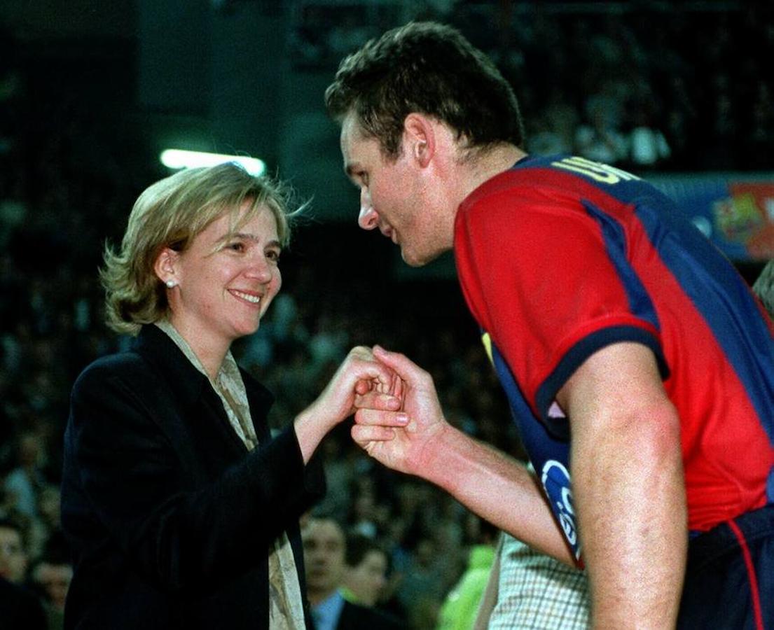 Su historia comenzó en el año 1996, cuando la infanta se fijó en el capitán de la selección de balonmano en los Juegos Olímpicos de Atlanta. En la imagen, el jugador y ya prometido saluda a la infanta durante un partido en 1997.