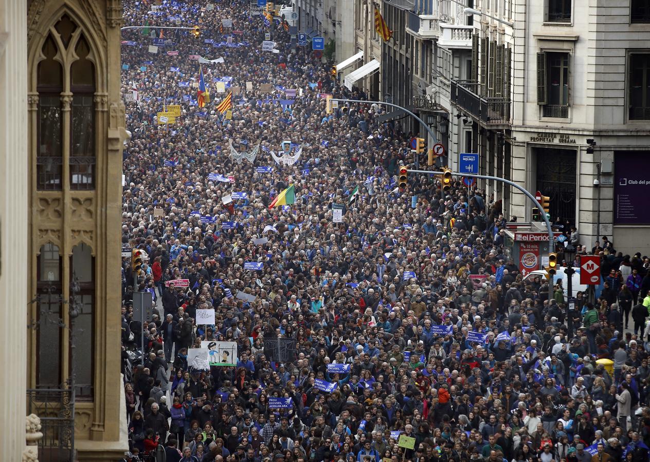 Multitudinaria manifestación en Barcelona para acoger refugiados